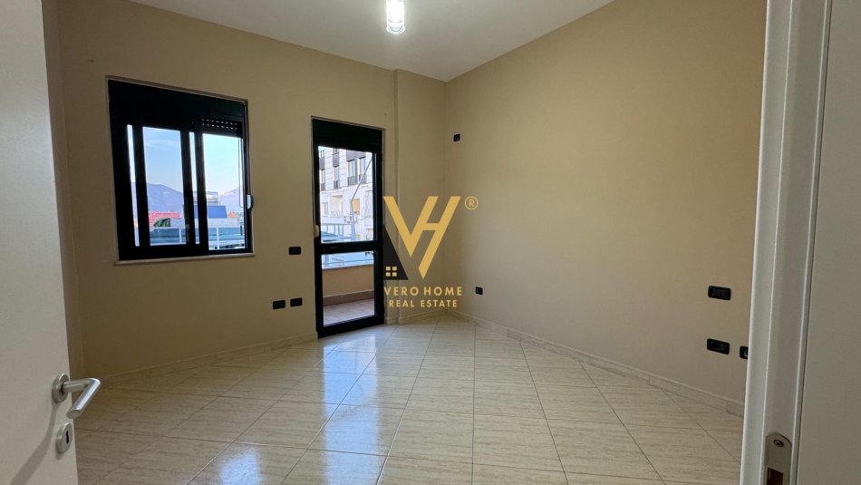Tirane, jepet me qera zyre Kati 5, 120 m² 550 € (KOPSHTI ZOOLOGJIK)