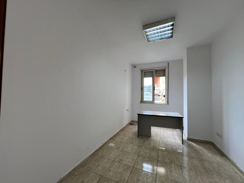 Tirane, jepet me qera apartament 2+1+Ballkon Kati 5, 100 m² 500 € (Selvia)