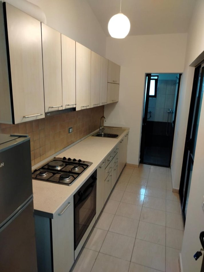 Vilë + 7 Garsionere në shitje, Qerret