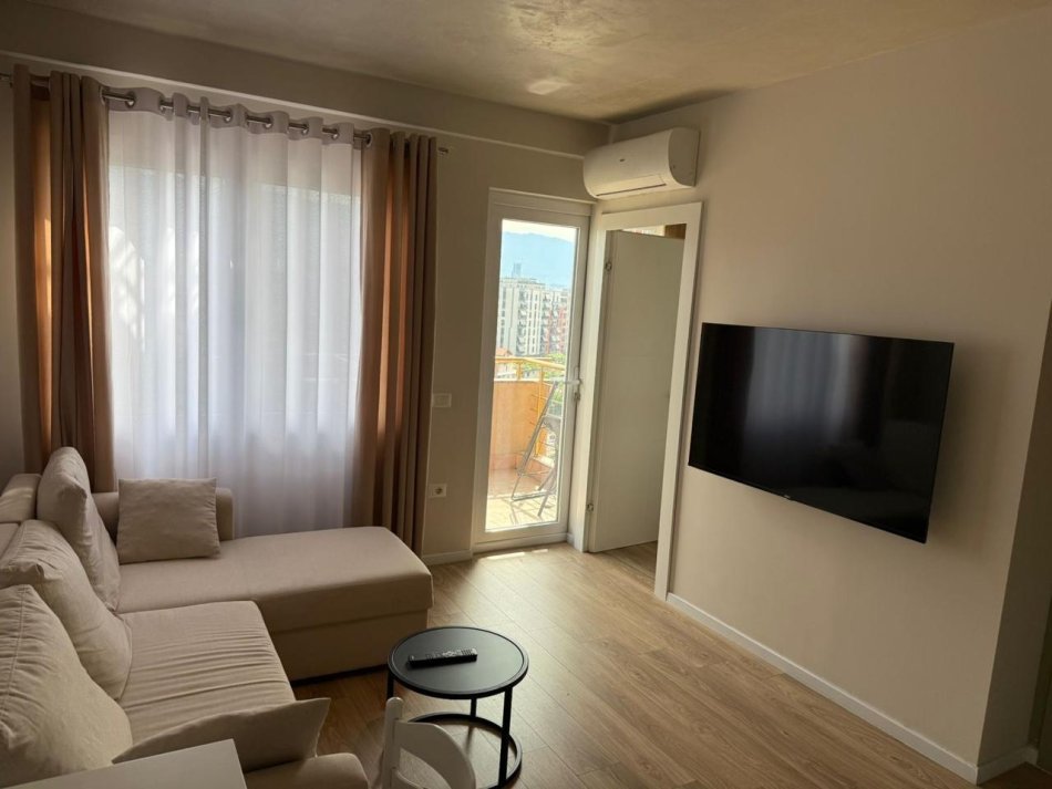 Tirane, jepet me qera apartament 1+1+Ballkon Kati 7, 50 m² 500 € (Unaza e re)