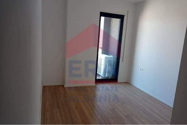 Tirane, jepet me qera zyre Kati 4, 60 m² 500 Euro,Komuna e Parisit (Afer Kompleksit Dinamo)