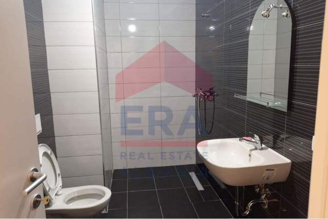 Tirane, jepet me qera zyre Kati 4, 60 m² 500 Euro,Komuna e Parisit (Afer Kompleksit Dinamo)