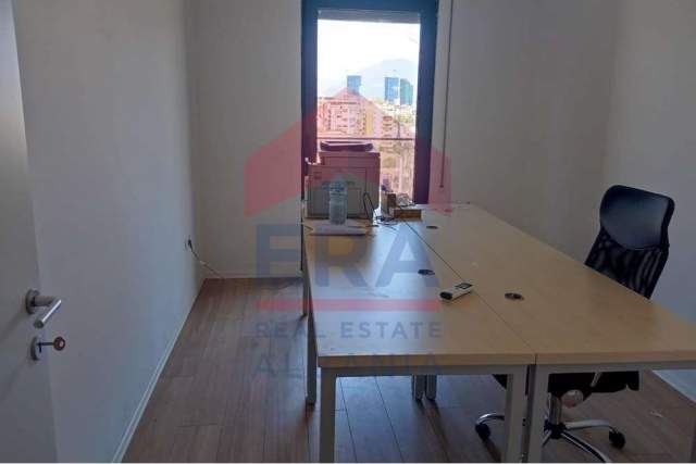 Tirane, jepet me qera zyre Kati 4, 60 m² 500 Euro,Komuna e Parisit (Afer Kompleksit Dinamo)