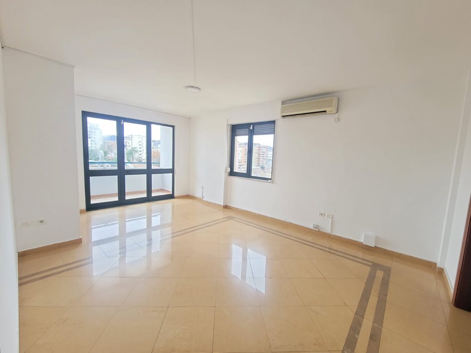 Tirane, jepet me qera zyre Kati 6, 150 m² 1.600 € (Bllok)