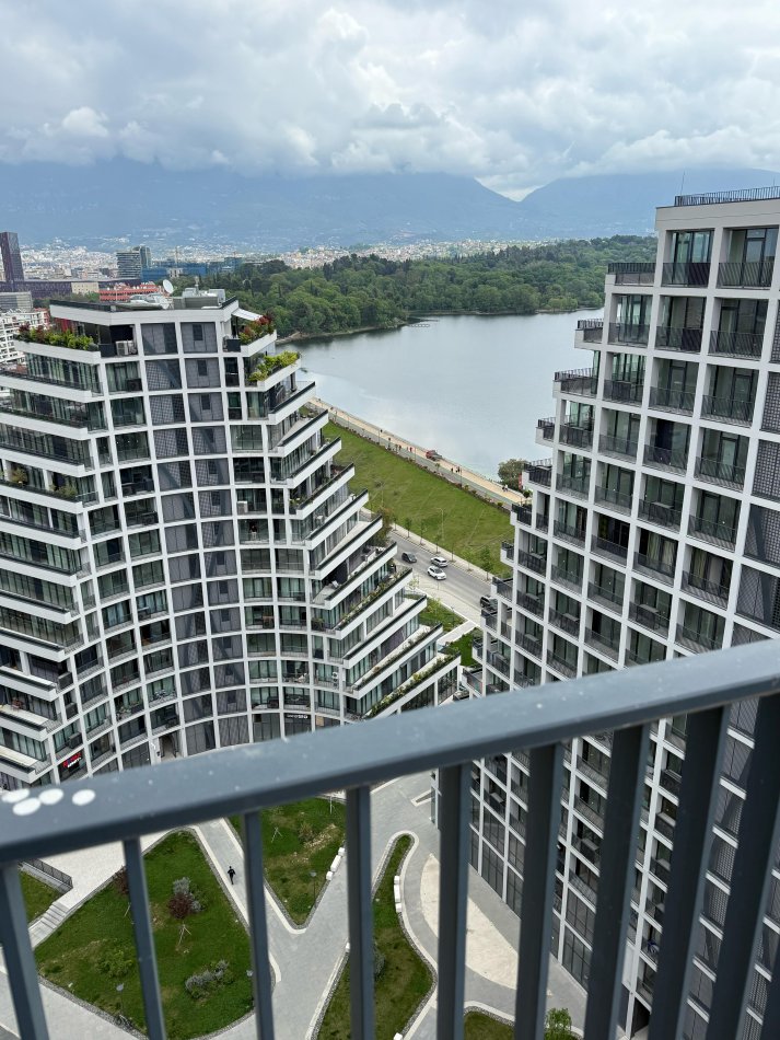 Tirane, jepet me qera ambjent biznesi Kati 15, 190 m² 5.000 € (liqeni artificial)