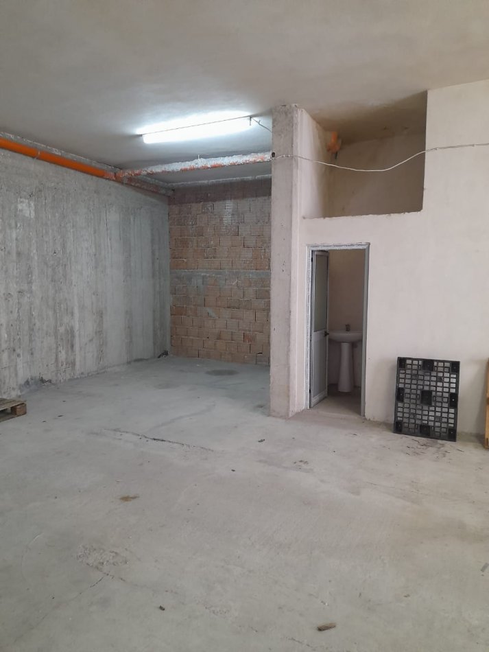 Tirane, jepet me qera magazine Kati 0, 120 m² 350 € (Porcelan)