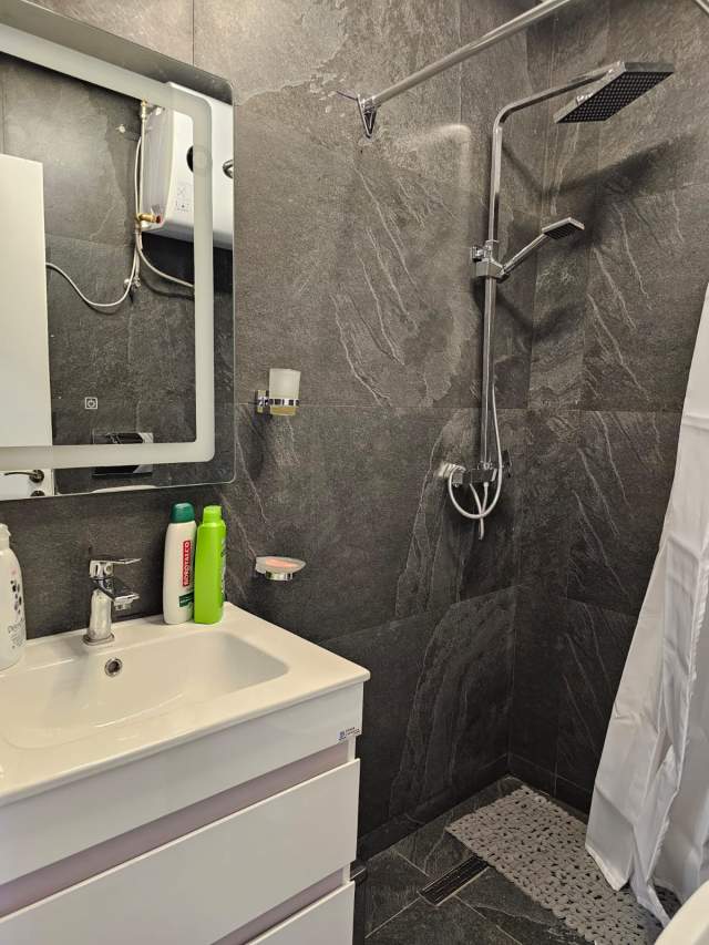 Tirane, jepet me qera apartament 1+1 Kati 0, 70 m² 900 Euro ne Rrugen fortuzi