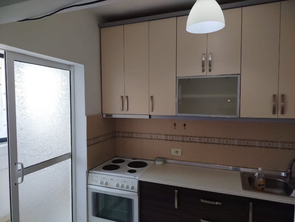 Tirane, jepet me qera apartament 1+1 Kati 3, 400 € (Tek Shkolla 1 Maj)