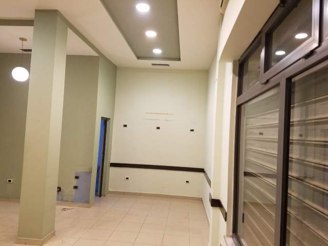 Tirane, jepet me qera dyqan Kati 0, 61 m² 400 Euro (Rruga e Kavajes)