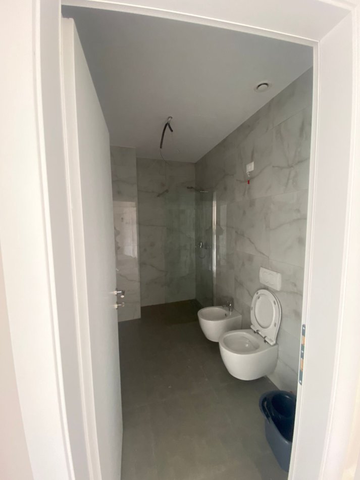 Tirane, jepet me qera zyre Kati 2, 121 m² 1.100 € (Lake View)