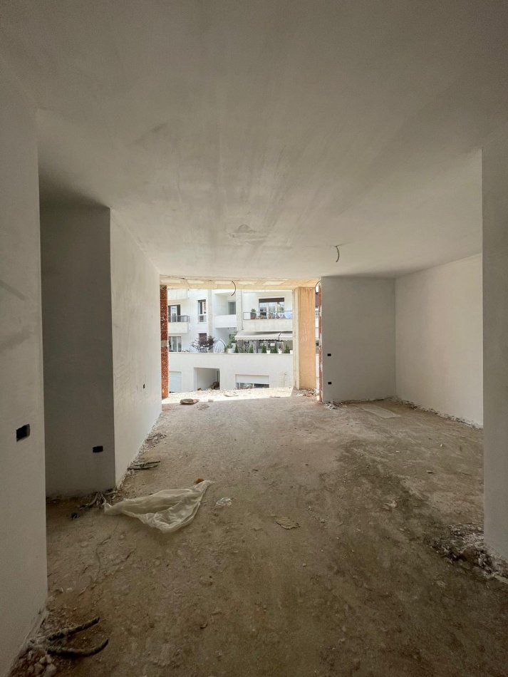 Shitet, Apartament 1+1, Liqeni i Thatë, Tiranë.