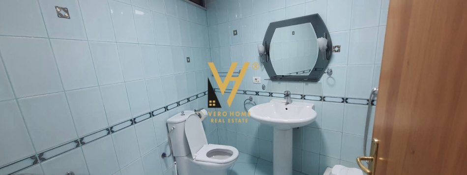 Tirane, jepet me qera zyre Kati 3, 160 m² 1.600 € (QENDER)
