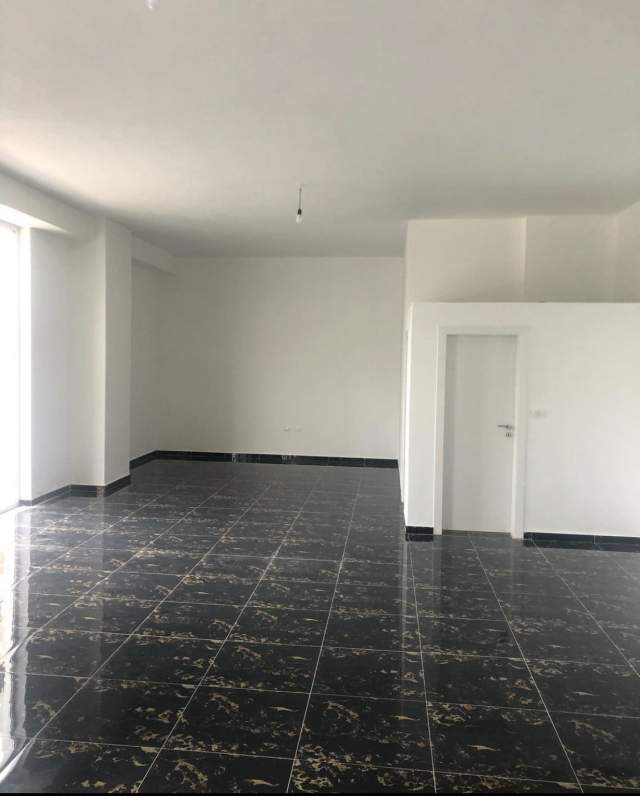 Tirane, jepet me qera dyqan 700 Euro