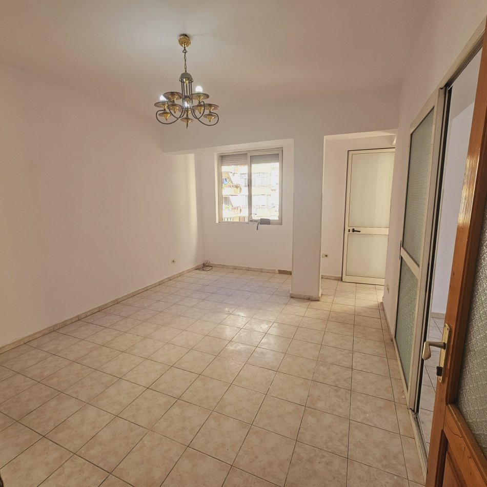 Tirane, shitet apartament 2+1+Aneks+Ballkon Kati 4, 93 m² 135.000 € (Bulevardi Zhan Dark)