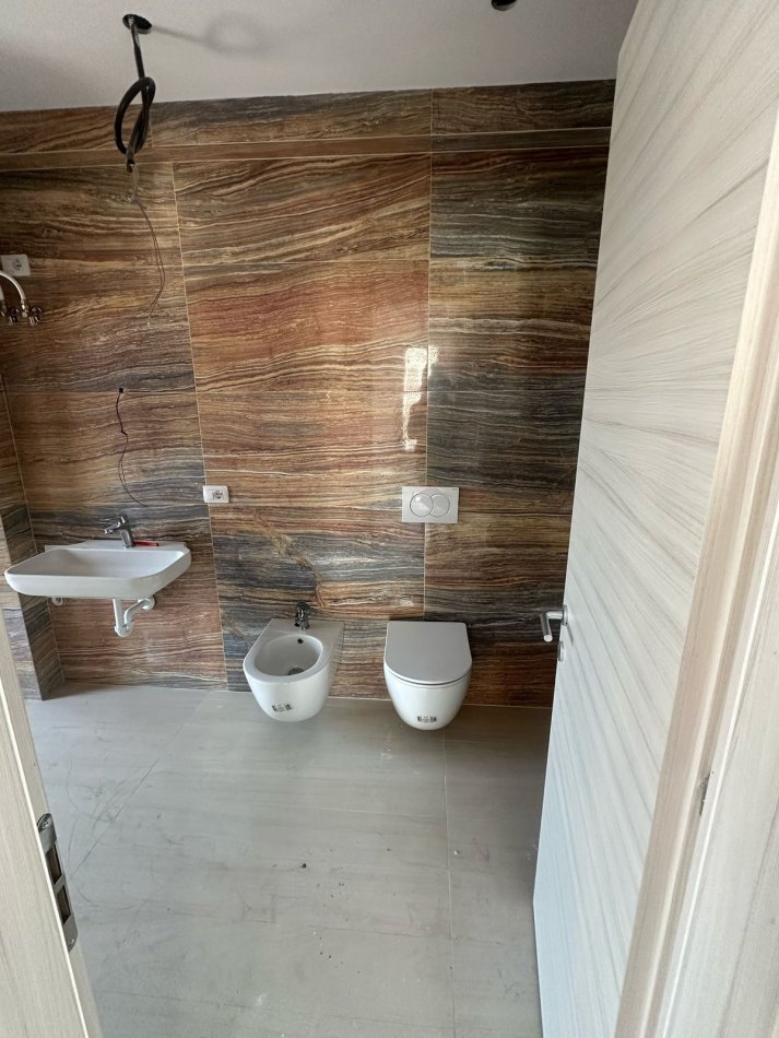 Tirane, jepet me qera ambjent biznesi Kati 5, 125 m² 2.400 € (rruga e kavajes)