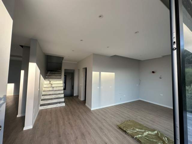 Tirane, jepet me qera Vile 5+1+BLK Kati 0, 420 m² 3.000 Euro (Liqeni i Thate)