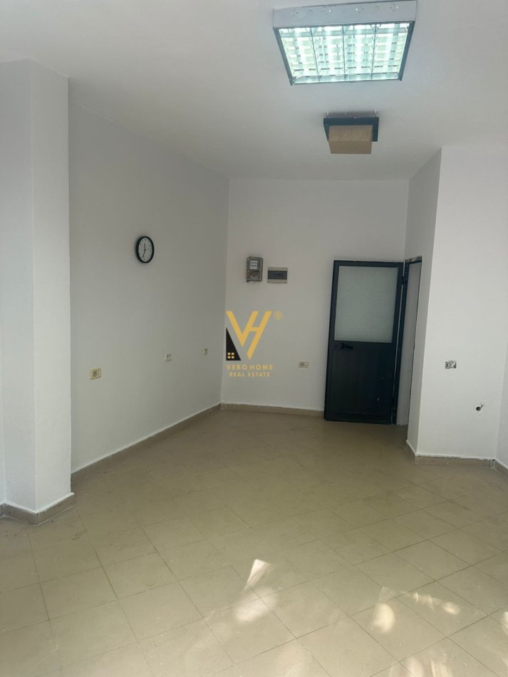 Tirane, jepet me qera dyqan Kati 0, 27 m² 270 € (QYTETI I STUDENTIT)