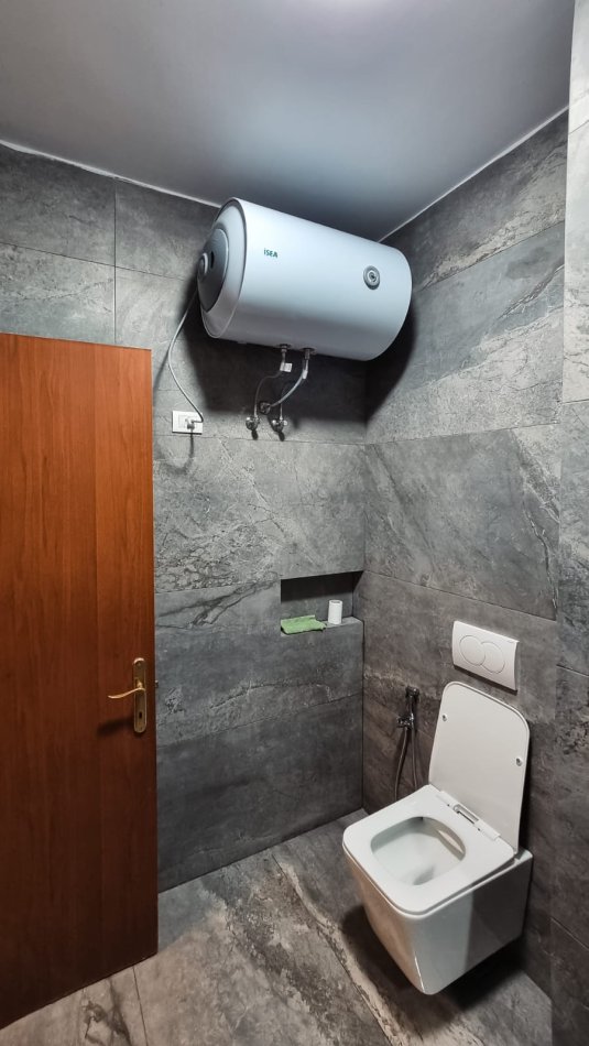 Tirane, jepet me qera apartament 2+1 Kati 1, 94 m² 400 € (Fresk)