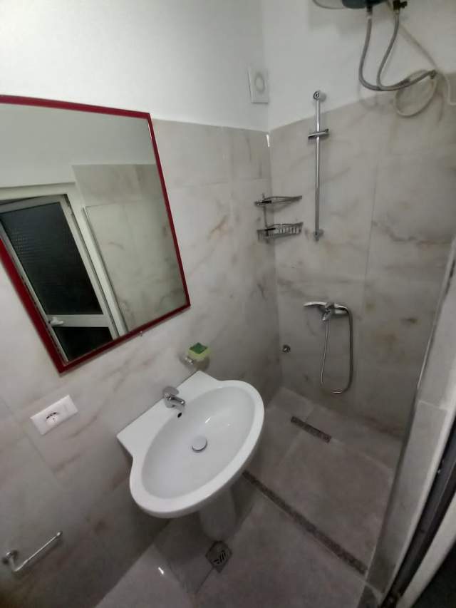 Tirane, jepet me qera garsonier 1+1 Kati 2, 60 m² 300 Euro (prane Fushes)