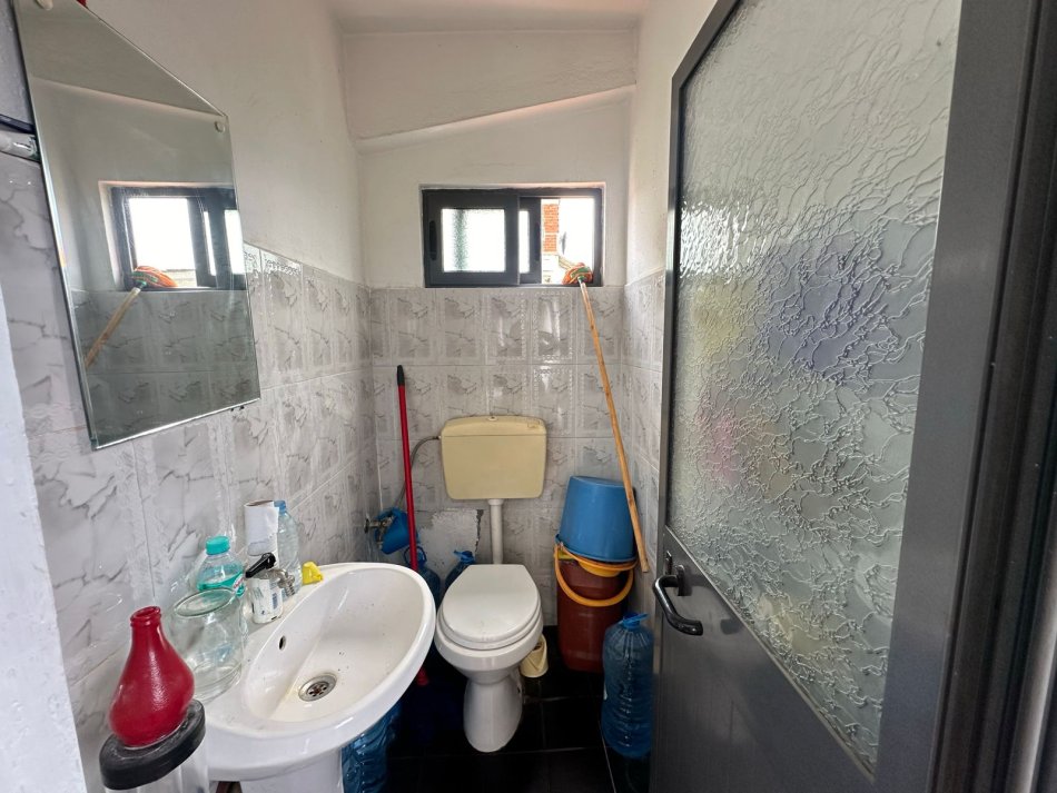 Tirane, shes apartament 3+1+Ballkon, Kati 3, 103 m2 144,000 € (Xhamllik)