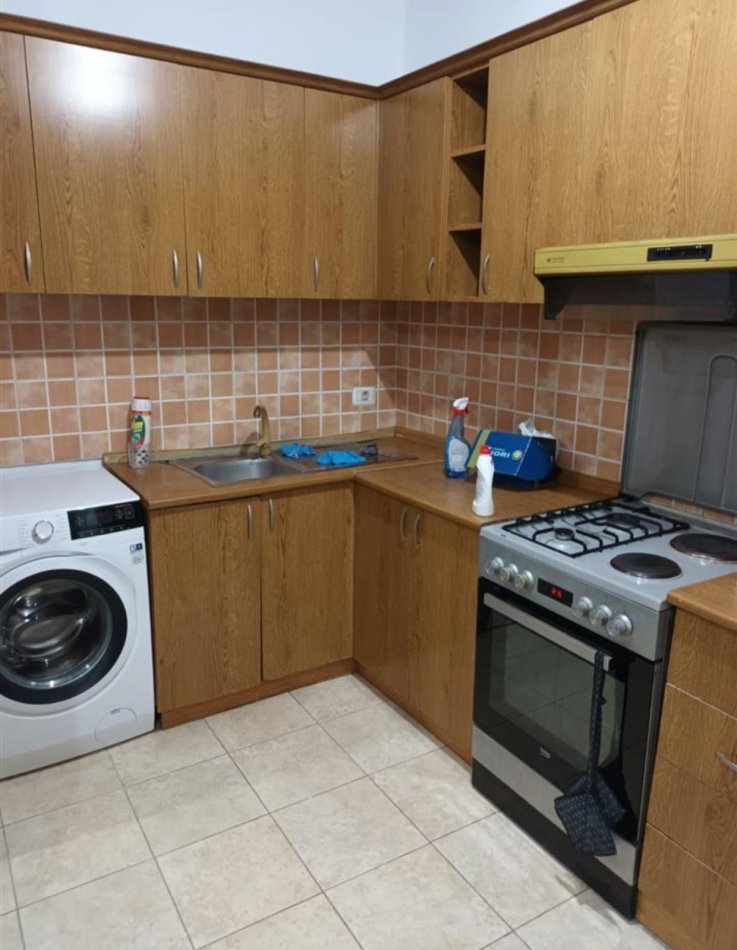 Tirane, jepet me qera apartament 1+1 Kati 9, 130 m² 400 € (21 dhjetori)