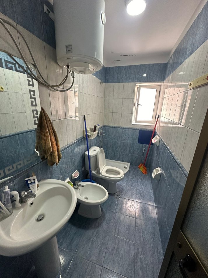 Tirane, jepet me qera apartament 1+1 Kati 3, 74 m² 500 € (myslym shyr)