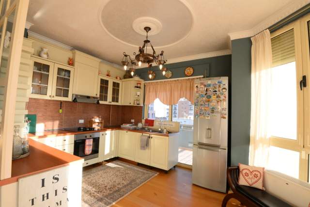 Tirane, jepet me qera apartament 3+1+BLK Kati 6, 158 m² 1.200 Euro (Rruga e Barrikadave)
