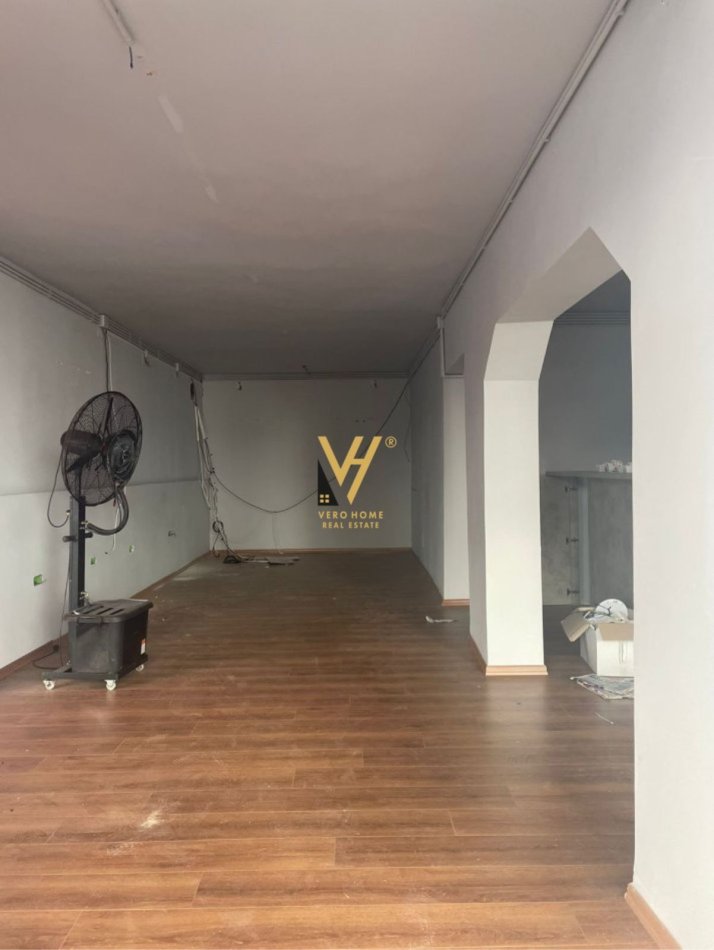 Tirane, jepet me qera ambjent biznesi Kati 0, 132 m² 1.000 € (SHESHI WILLSON)