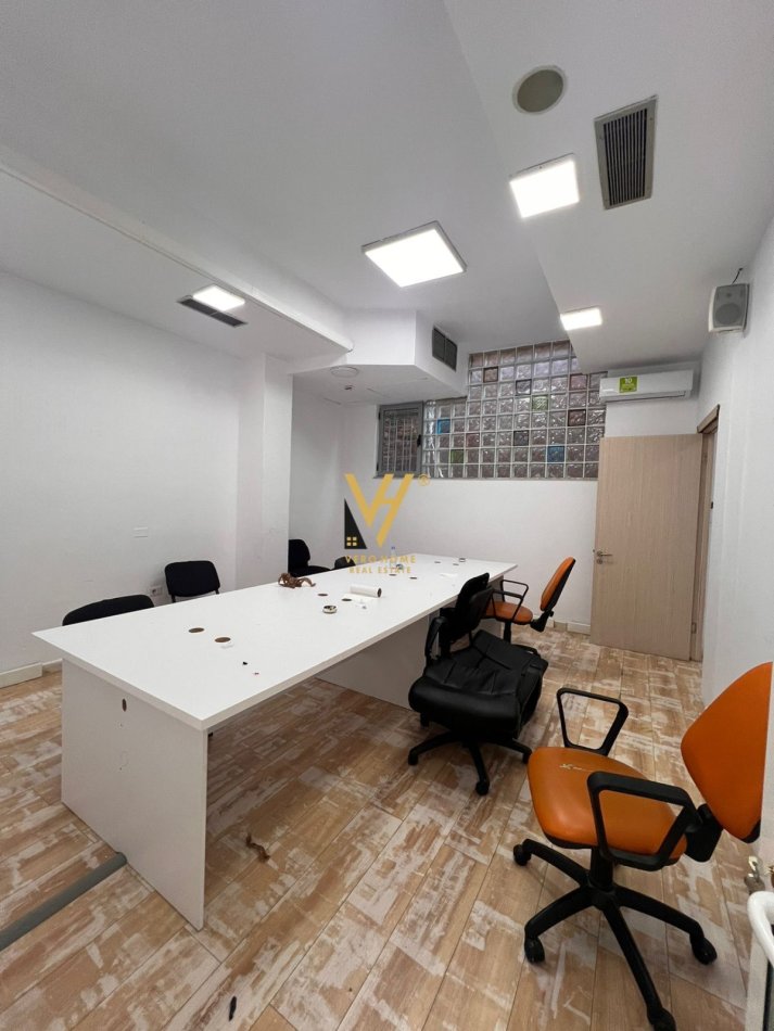 Tirane, jepet me qera zyre Kati 0, 200 m² 2.500 € (SELVIA)