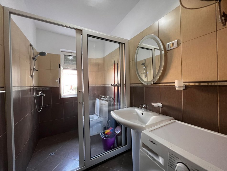 Tirane, jepet me qera apartament 1+1+Ballkon Kati 2, 53 m² 450 € (Brryli)