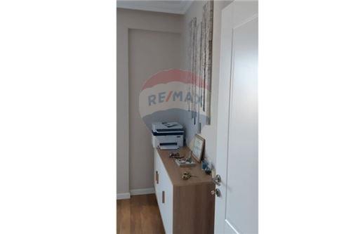Tirane, jepet me qera zyre 97 m² 600 Euro (Rruga Myslym Shyri)