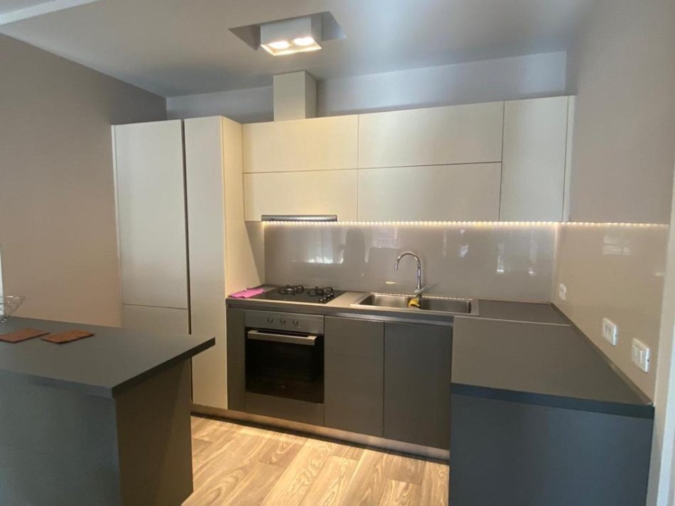 Tirane, shitet apartament 1+1+Ballkon Kati 7, 650 m² (Rruga e kavajes , kompleksi delijorgji)