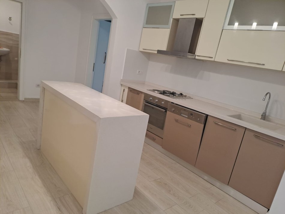 Tirane, jepet me qera apartament 2+1 Kati 3, 100 m² 890 € (Rruga Fortuzi)