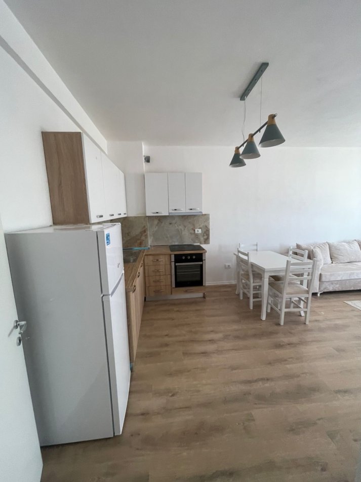 Tirane, jepet me qera apartament 2+1+Ballkon Kati 4, 97 m² 500 € (Univers City I sapomobiluar + Post Parkimi)