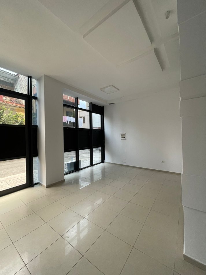 Tirane, jepet me qera ambjent biznesi Kati 1, 100 m² 850 € (Brryli)