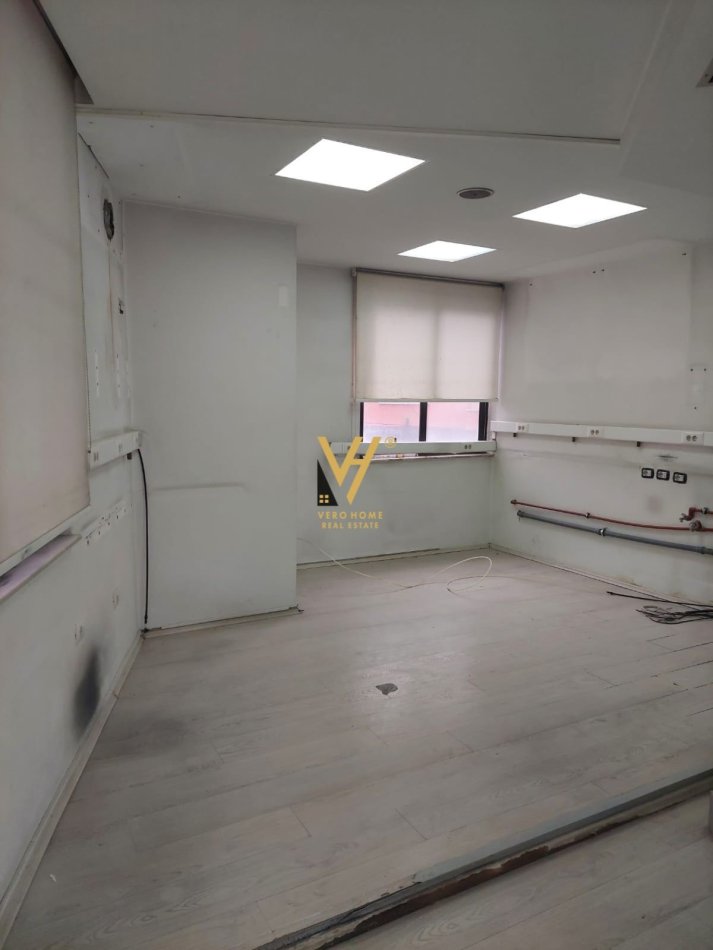 Tirane, jepet me qera ambjent biznesi Kati 2, 140 m² 1.700 € (BULEVARDI I RI)