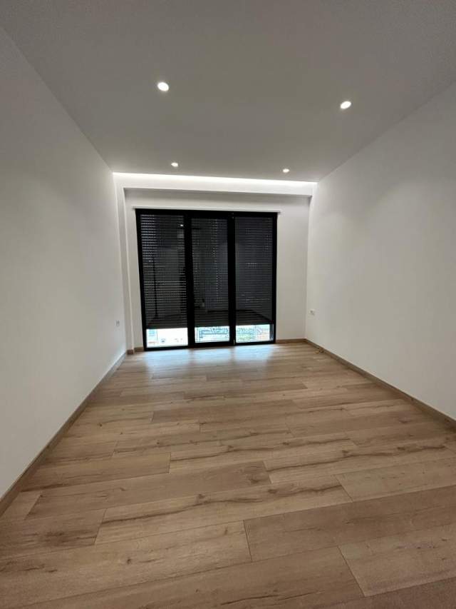 Tirane, jepet me qera apartament 2+1 Kati 4, 100 m² 1.300 Euro