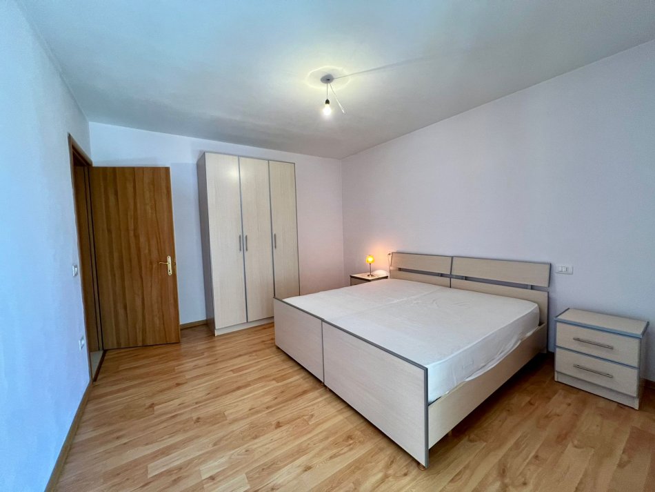 Tirane, jepet me qera apartament 2+1 , 108 m² 700 € (Pazari i ri)