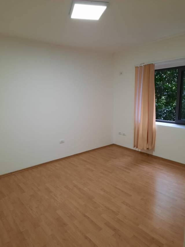 Tirane, jepet me qera ambjent biznesi Kati 2, 100 m² 1.000 Euro (shushica)
