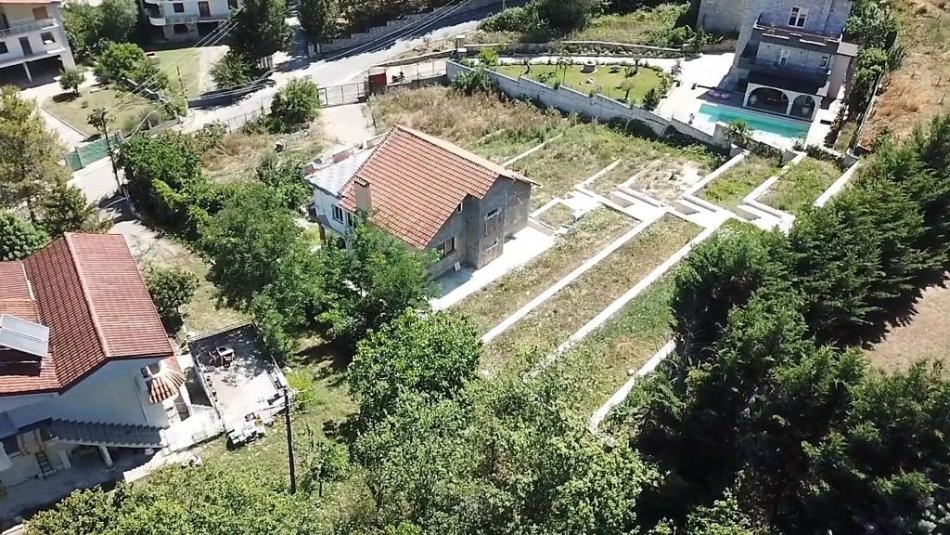 Vilë 2-katëshe në shitje, Pezë-Helmes
