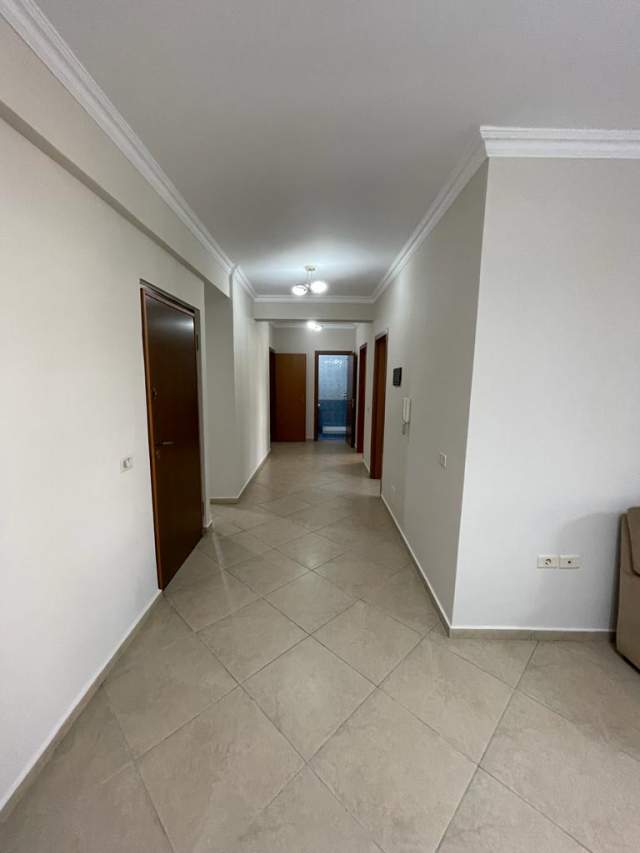 Tirane, jepet me qera ambjent biznesi Kati 3, 106 m² 800 Euro (rruga Kavajes)