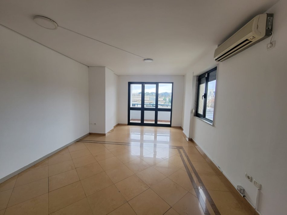 Tirane, jepet me qera zyre Kati 6, 150 m² 1.600 € (Bllok)
