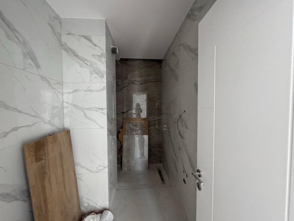Tirane, shitet 3+1 Kati 10, 140 m² 355.000 € (mine peza)