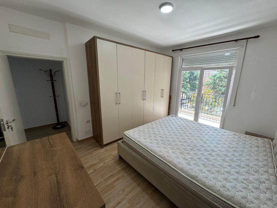 Tirane, shitet apartament 1+1+Ballkon Kati 2, 85 m² 145.000 € (5 Maji)