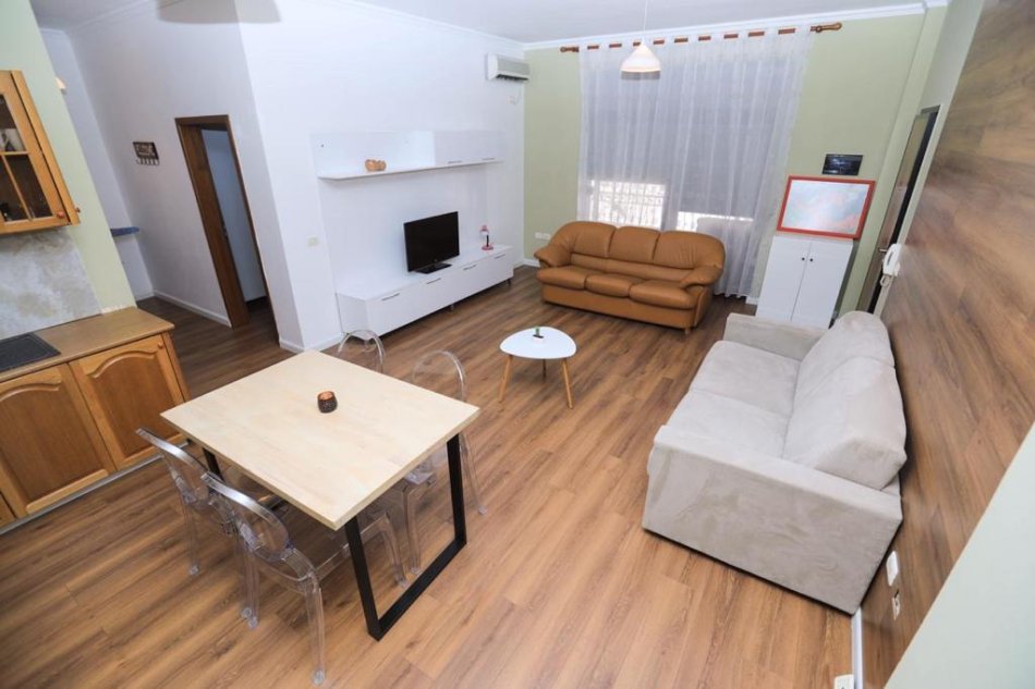 Tirane, jepet me qera apartament 1+1 Kati 4, 75 m² 650 € (Qender)
