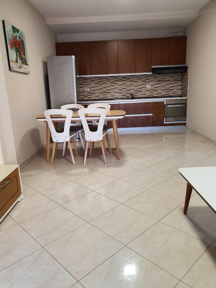Tirane, jepet me qera apartament 2+1+Ballkon Kati 4, 110 m² 550 € (Rruga e Kavajes , prane hotel Hillton , prane delijorgjit)