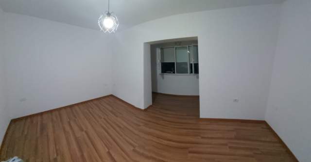 Tirane, jepet me qera ambjent biznesi Kati 2, 77 m² 450 Euro (Myslym Shyri)