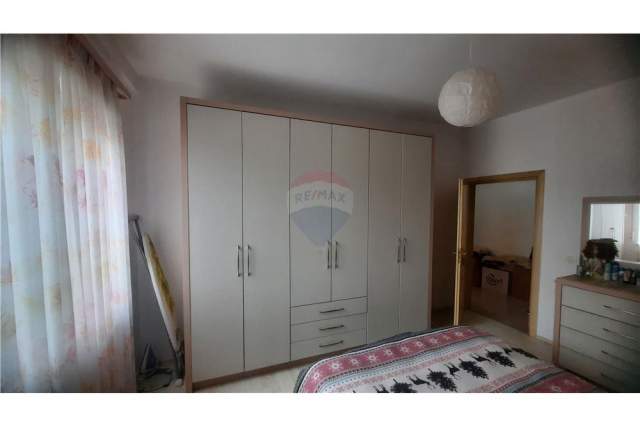 Tirane, jepet me qera apartament 2+1 Kati 3, 85 m² 420 Euro (Rruga Jordan Misja)