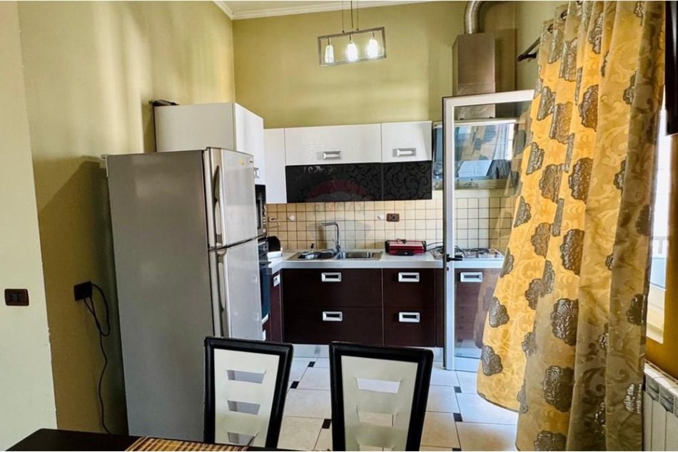 Tirane, jepet me qera apartament 2+1 Kati 7, 128 m² 700 € (Komuna Parisit)