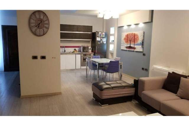 Tirane, jepet me qera apartament 117 m² 650 Euro (him kolli)